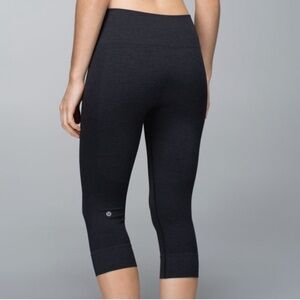 Lululemon Athletica Seamlessly Street Crop Black Leggings size8 Ultimate Comfort
